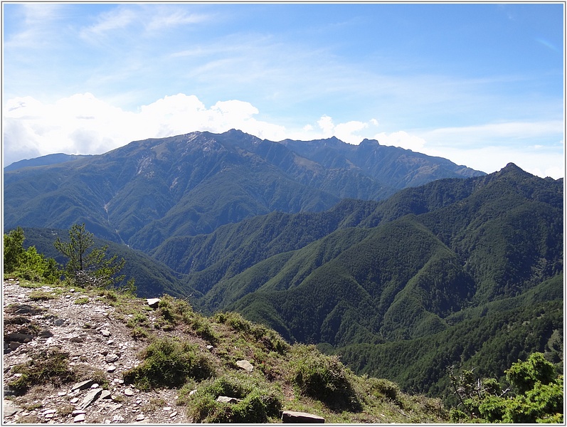 2014-07-16 15-08-51塔芬山頂看玉山.JPG